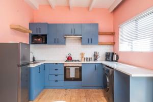 Modern 2-Bedroom Apartment with Mountain views