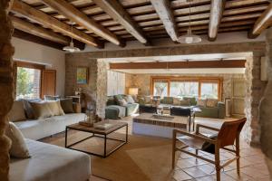 Masia elegant amb jardí i piscina