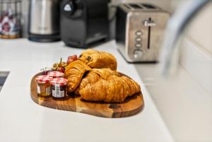 Stylish & Spacious 3BR 3Bath with Private Parking, WiFi, Smart TVs