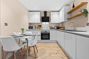 Stylish & Spacious 3BR 3Bath with Private Parking, WiFi, Smart TVs