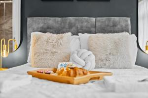 Stylish & Spacious 3BR 3Bath with Private Parking, WiFi, Smart TVs