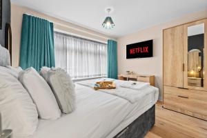 Stylish & Spacious 3BR 3Bath with Private Parking, WiFi, Smart TVs