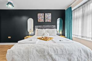 Stylish & Spacious 3BR 3Bath with Private Parking, WiFi, Smart TVs