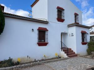 Agradable casa con piscina en la serranía.