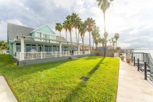 Bayside Waterfront Home with Private Patio