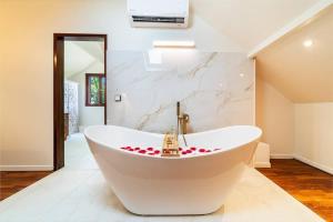 VILLA DU JARDIN ANGELIQUE classée 5 étoiles - 4 suites pouvant accueillir jusqu'à 8 personnes - piscine CHAUFFÉE située en plein centre-ville de St Pierre à 2 pas du lagon - 5hvězdičkové hotely ve městě Saint-Pierre