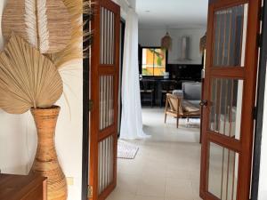 The Orange Villa Near Beach 時尚家庭別墅提供免費接送服務