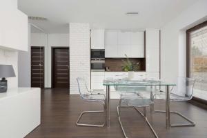 Służewiec Warsaw Bright Apartment with Garden&Parking by Noclegi Renters