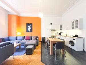 Deco House -Family-Friendly 2BR Downtown Apartment AC