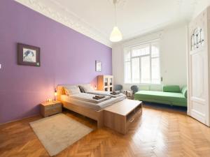 Deco House -Family-Friendly 2BR Downtown Apartment AC