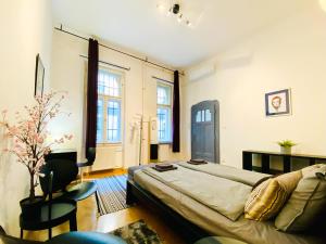 Deco House -Family-Friendly 2BR Downtown Apartment AC