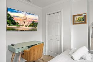 - Free Parking & 5-Min Walk To Metro - Book Now!