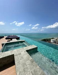 Apto Luxo Beira-Mar com Varanda de Frente para o Mar da Praia de Pajuçara NT1207