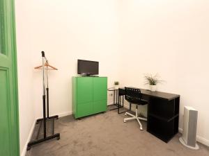 Cozy 2BR Ground Floor Apt in Downtown Budapest AC - Green Piano