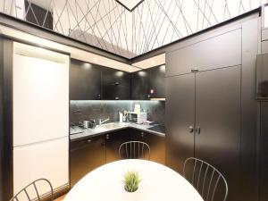 Cozy 2BR Ground Floor Apt in Downtown Budapest AC - Green Piano