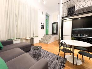 Cozy 2BR Ground Floor Apt in Downtown Budapest AC - Green Piano