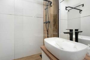 Elegant Apartment in Wrocław Center with Desk and Air Conditioned Living Room by Noclegi Renters