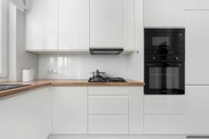 Elegant Apartment in Wrocław Center with Desk and Air Conditioned Living Room by Noclegi Renters