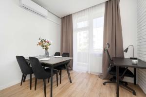 Elegant Apartment in Wrocław Center with Desk and Air Conditioned Living Room by Noclegi Renters