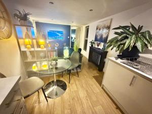 A Hidden Gem With Private Hot Tub and Garden - Netflix - Fast Wifi - Free Parking