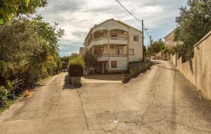 1 Bedroom Lovely Apartment In Lukoran