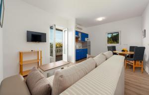 1 Bedroom Lovely Apartment In Lukoran 