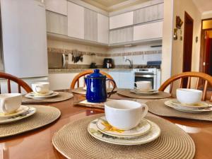 3 quartos a 280m da praia c roupa de cama - Sacada com Churrasqueira - climatizado - 10 min a pé da passarela do Ribeiro e acesso a Praia de Bombinhas - 5 min a pé de supermercados - Até 8 pessoas, ideal p famílias, grupos, crianças