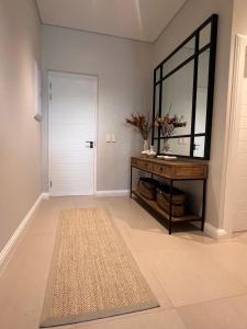 Lagoon and mountain views, Plett central, new apartment