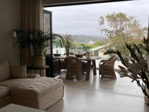 Lagoon and mountain views, Plett central, new apartment