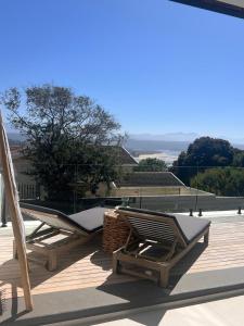 Lagoon and mountain views, Plett central, new apartment