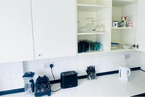 3Bed Apartment Sleeps 6 - Free Parking Wifi