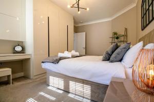 Luxury 3 Bed Apartment, Train Station