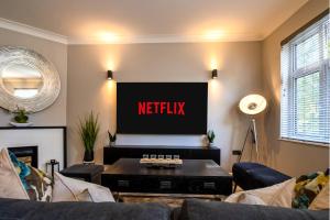 Luxury 3 Bed Apartment, Train Station