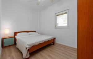 1 Bedroom Stunning Apartment In Lukoran