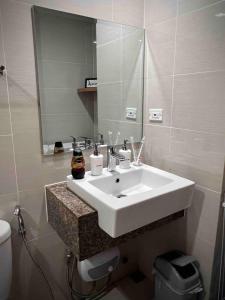 1BR Trendy Unit- Uptown Mall Fountain View in BGC