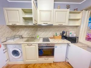 -Golden Bird- Two Bedroom Apartment, Super Central