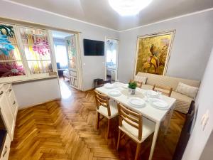 -Golden Bird- Two Bedroom Apartment, Super Central