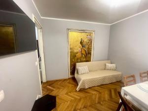 -Golden Bird- Two Bedroom Apartment, Super Central