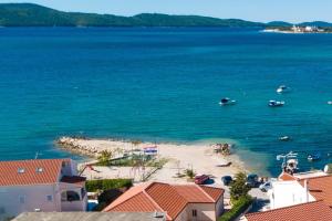 Apartments by the sea Brodarica, Sibenik - 4221 
