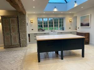 Stunning Countryside House with Pool and Hot Tub