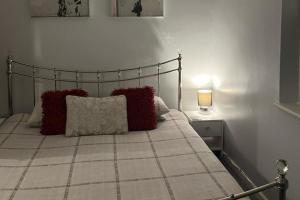 1-Bedroom Apartment Sleeps 4 Parking