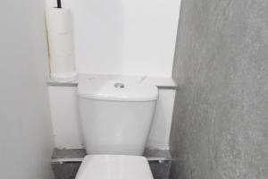 2Bed Apt Sleeps 4-Near Meadows Park Parking Wifi