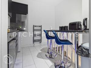 Cosy Tilbury Town 2BR Apt, Station and Amenities