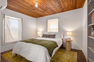 Soulful Historic Adobe - 5 Mins to Plaza - Spacious and Inspiring