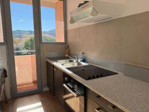 Studio confortable avec loggia et parking à 250m de la plage - FR-1-309-75