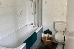 2 Bed Cottage Sleeps 2 - Parking Pet Friendly