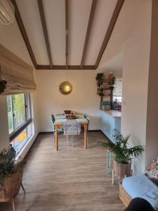 Ocean Drive Home: 3 bedroom 70s-inspired… - 19110