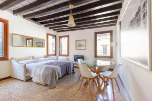 Top Location San Mark Suite