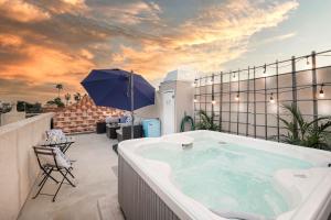 Surfing SapphirePrivate Rooftop Hot Tub wFirepit