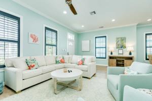 Coral Cottage - Enjoy the Posh Life! Heated Pool, Spa, Fireplace!